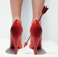 Sepatu berwarna merah dengan desain panah di belakangnya dibuat khusus untuk mantan kekasihnya, Laura. Sebastian merasa patah hati karena Laura memilih menikah dengan orang lain dibandingkan dirinya.