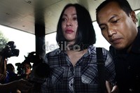Dengan berurai air mata, Angie bergegas masuk ke gedung KPK. Lamhot Aritonang/detikFoto.