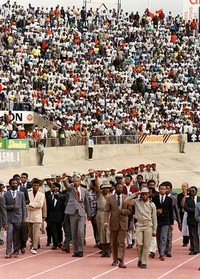 Mandela menemui demonstran beberapa hari setelah dibebaskan dari penjara pada 25 Februari 1990. AFP.