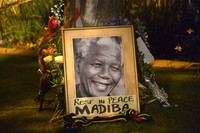Mandela meninggal dunia, Jumat (6/12/2013). Mantan Presiden Afrika Selatan itu meninggal dalam usia 95 tahun. AFP/Alexander Joe.