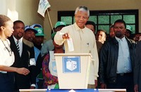 Mandela memberikan suaranya dalam Pemilu Presiden pada 27 April 1994. AFP