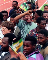 Mandela menyapa pendukungnya dalam kampanye Pilpres pada 6 Maret 1994. AFP.
