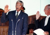 Mandela dilantik menjadi Presiden Afrika Selatan pada 10 Mei 1994. AFP.