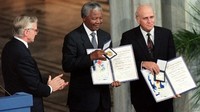 Mandela meraih nobel pada 9 Desember 1994. AFP/Gerard Julien.