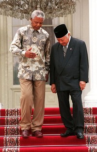 Mandela bertemu dengan Presiden Soeharto saat melakukan kunjungan ke Indonesia. Pertemuan itu berlangsung di Istana Presiden, Jakarta pada 15 Juli. AFP