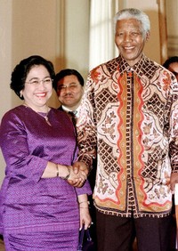 Pada 2 Oktober 2002, Mandela kembali berkunjung ke Indonesia. Dalam kunjungannya itu Mandela bertemu dengan Presiden Megawati Soekarno Putri di Istana Negara. AFP/Oka Budhi.