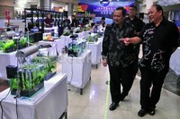 Dirjen P2HP KKP Saut P. Hutagalung bersama Herjanto Kosasih ketua Indonesia Pets Plants Aquatic meninjau lokasi pameran.