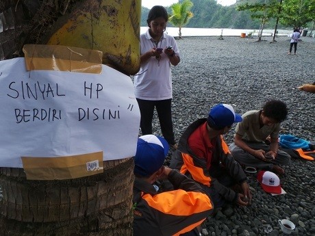 Kisah Desa Kecil Papua, Cari Sinyal HP di Pohon Kelapa