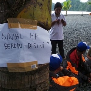 Kisah Desa Kecil Papua, Cari Sinyal HP di Pohon Kelapa