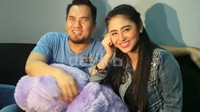 Mami itu sangat pengertian, perhatian, dulu yaudahlah, ujar Saipul Jamil lalu menyanyi.