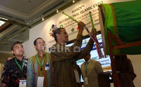 Dirjen Penyelenggaraan Haji dan Umroh Kemenag Anggito Abimanyu didampingi EVP Coordinator Consumer Finance Bank Mandiri Tardi dan Direktur Pembiayaan Mikro, Kecil dan Konsumer Bank Syariah Mandiri Hanawijaya memukul bedug sebagai simbol pembukaan Pameran Mandiri International Islamic Expo 2013 di Jakarta, Jumat (6/12/2013).