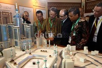 Anggito Abimanyu melihat maket hotel-hotel di Makkah.