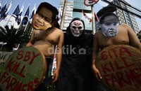 Massa menggelar aksi teaterikal di depan Kantor Kemendag.