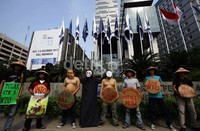 Mereka mengecam pertemuan tersebut bila meloloskan Paket Bali (Bali Package)terkait isu pertanian dan perdagangan yang dinilai merugikan Indonesia.