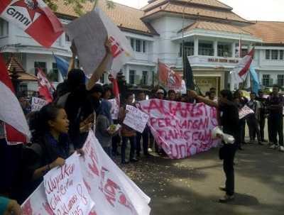 Mahasiswa di Malang Tuntut WTO Dibubarkan