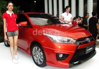Dua orang model berpose dengan New Toyota Yaris.