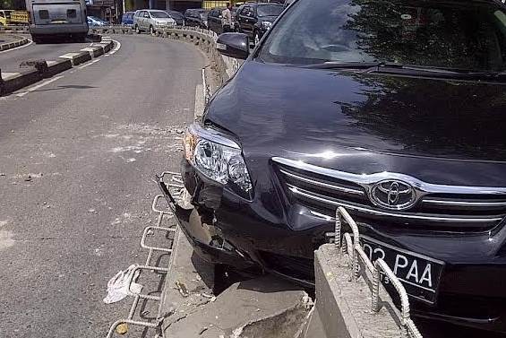 Ibu Pengendara Altis Shock Usai Tabrak Pembatas Busway di Wr Buncit