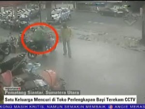 Sekeluarga Mencuri di Toko Perlengkapan Bayi Terekam CCTV
