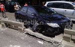 Toyota Altis Seruduk Pembatas Busway
