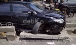 Toyota Altis Seruduk Pembatas Busway