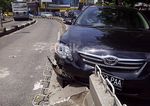 Toyota Altis Seruduk Pembatas Busway