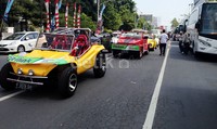 Deretan kendaraan antik berwarna cerah.