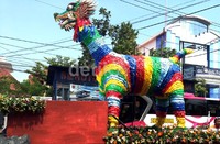 Kendaraan berhiaskan binatang warna-warni pelangi dengan kepala naga.