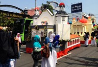 Para siswa SMA yang antusias menunggu artis idolanya lewat.