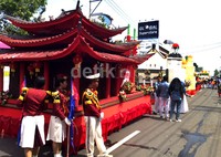 Kendaraan berhiaskan rumah khas Tionghoa.