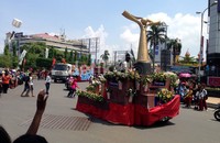 Kendaraan dengan hiasan replika Piala Citra memimpin pawai