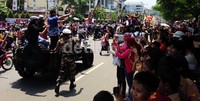Ribuan warga turun ke jalan dan antusias mengambil foto artis idola mereka.