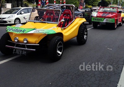 Warna-warni Kendaraan Pawai Artis di FFI 2013