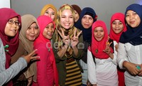 Wajah Dewi Sandra sumringah bisa berada di tengah-tengah para mahasiswa yang datang dari Universitas Muhammadiyah Prof. Dr. Hamka (Uhamka).