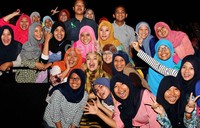 Para mahasiswa berebut ingin berfoto bersama Dewi