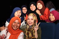 Dewi Sandra dikerubuti fans saat nonton bareng film '99 Cahaya di Langit Eropa'.
