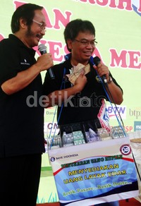Para teller bank juga menyosialisasikan cara mengenali uang asli kepada masyarakat.