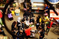 Para pedagang menukarkan uang tidak layak edar dengan uang layak yang masih baru.