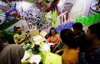 Para pencari kerja berdesak-desakan saat ingin mendaftar di setiap stand BUMN.