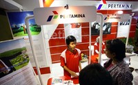 Beberapa pengunjung mendatangi stand Pertamina.