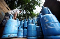 Pekerja menurunkan tabung elpiji 12 kg dari atas truk. Meski telah menaikkan harga, Pertamina mengaku masih rugi Rp 6 triliun di tahun ini karena penjualan elpiji 12 kg ini.