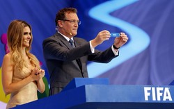 Fernanda Lima (kiri) mendampingi Sekretaris Jenderal FIFA Jerome Valcke (kakan) melakukan pengundian. Reuters/Paulo Whitaker.