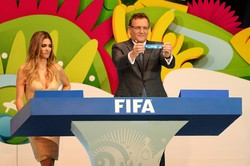 Sekretaris Jenderal FIFA Jerome Valcke memimpin pengundian Buda Mendes/Getty Images.