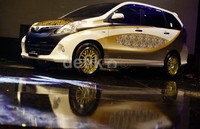 Ini mobil dengan pola batik di bodinya. Selain itu ada warna emas di eksterior seperti pelek dan bodi. Inilah mobil yang khusus merayakan ultah 10 tahun Avanza.
