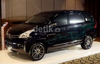 Avanza versi high tech. Bodi mobilnya kalau sedang gelap akan terlihat gambar-gambar limuninasi. Interiornya mewah dan memiliki iPad holder dan layar lebar.