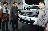 Presiden Komisaris PT Indomobil Subronto Laras hadir dalam peresmilan diler VW di Jl Angkasa No 18, Gunung Sahari Selatan, Jakarta Pusat.