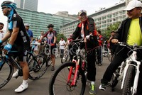Dengan memakai pakaian olahraga dan topi coklat, Pramono sangat menikmati saat meng-gowes sepeda bersama warga yang juga tengah berolahraga di kawasan car free day.