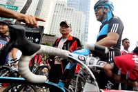 Selama dua jam penuh ia habiskan waktu berolahraga sepeda di kawasan car free day.