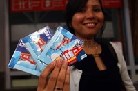 PT KAI Commuter Jabodetabek (KCJ) kali ini memberikan kemudahan transaksi pembelian tiket dengan cukup menggunakan kartu prabayar multifungsi dari BCA.    Presiden Direktur BCA Jahja Setiaatmadja, Direktur Utama PT KAI Ignasius Jonan, Direktur Utama PT KCJ Tri Handoyo dan , General Manager Kartu Kredit BCA Santoso, menunjukkan kartu Prabayar Flazz saat peluncuran kartu di Stasiun Sudirman, Jakarta, Minggu (08/12).