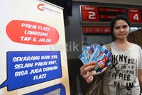 Untuk dapat menggunakan Kartu Flazz sebagai tiket Commuter Line, pengguna jasa harus melakukan aktivasi terlebih dahulu pada perangkat balance reader yang tersedia di stasiun.