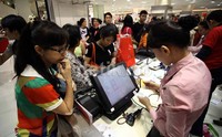 Outlet toko dipenuhi para pengunjung yang sedang memilih berbagai barang yang mereka inginkan.